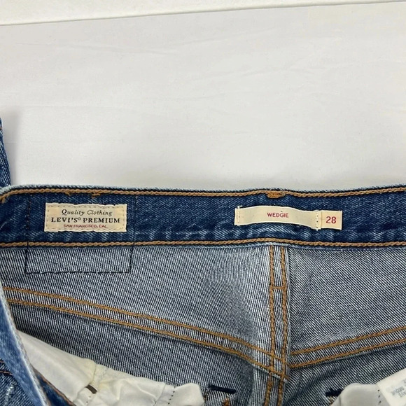 Levi’s Women’s 28 Wedgie Button Fly Distressed Medium Wash Jean - Picture 3 of 14